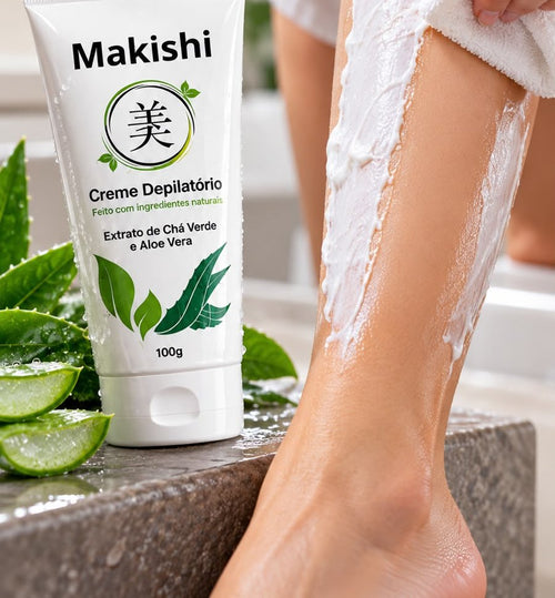 Creme Depilatório Makishi 100 g ao lado da perna durante a remoção do creme com toalha